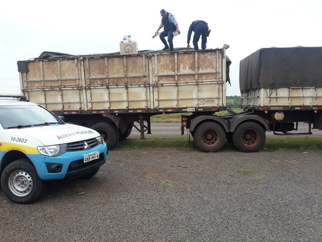 Polícia apreende carga de R$ 1,5 milhão em cigarros contrabandeados que viria para Três Lagoas Polícia Militar Rodoviária apreende carga de cigarro, na MS-141, em Ivinhema. Foto: Divulgação Polícia