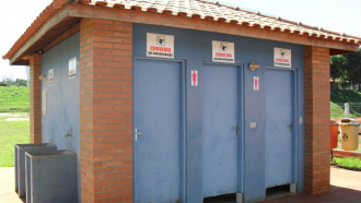 Área de chuveiros com água quente para para o público masculino e feminino.
