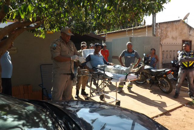 Pedreiro tem perna ferida ao manusear máquina de corte Atendido pelos bombeiros, Eduardo foi colocado na maca e levado para a viatura e depois encaminhado para uma unidade de saúde (Foto: Simone Erly)