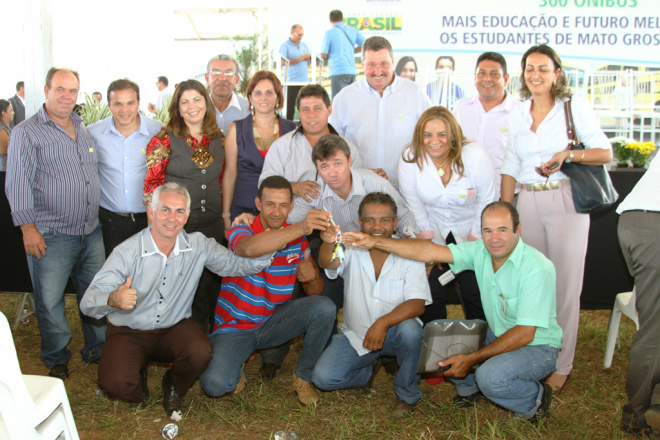 Vereadores acompanharam a cerimônia de entrega das chaves dos ônibus escolares (Foto: Divulgação/Assecom)