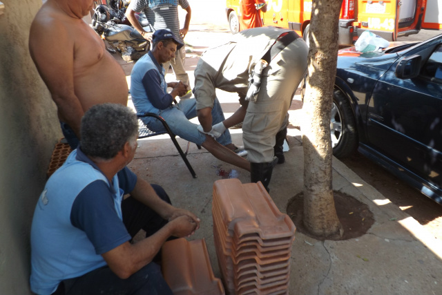 Pedreiro tem perna ferida ao manusear máquina de corte Eduardo foi atendido pelos bombeiros no local do acidente; teve a perna direita atingida pela máquina de corte (Foto: Léo Lima)