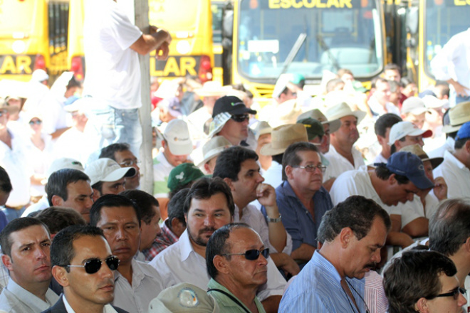 Vereadores participam de entrega de ônibus na capital Os recursos são provenientes de uma parceria entre o governo do Estado e o governo Federal (Foto: Divulgação/Assecom)