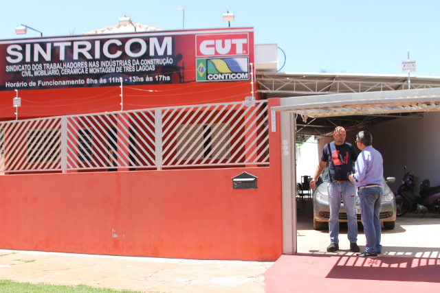 Reportagem do Perfil News quando chegou na entrada da sede do sindicato, foi recebido por segurança, mas não impediu a entrada no local (Foto: Nelson Roberto)