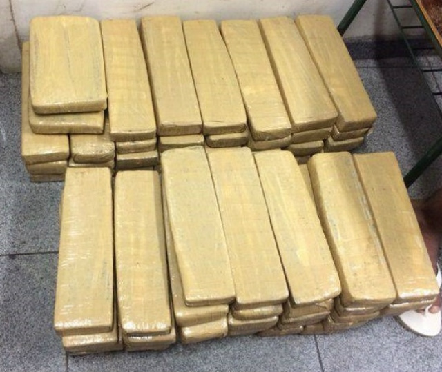 PM de Campo Grande apreende mais de 60 quilos de maconha Um jovem de 18 anos confirmou que ser o proprietário das bolsas (Foto: Divulgação/PM MS)