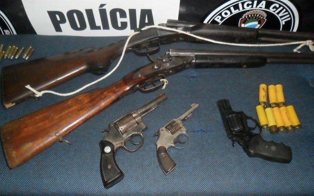 Polícia prende homem com cinco armas em restaurante de Três Lagoas Armas e munições apreendidas pelo Setor de Investigações Gerais (SIG) da Polícia Civil de Três Lagoas. (Foto: Divulgação).