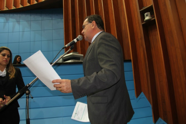 O deputado estadual Eduardo Rocha homenageou os plantonistas do SAMU que auxiliaram no atendimento à criança. (Foto: Assessoria)