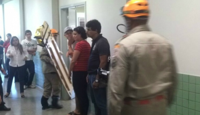 Bombeiros chegam à sala onde a vítima estava já sendo atendida por médico da UFGD, mas também não conseguem sucesso (Foto: Dourados Agora)