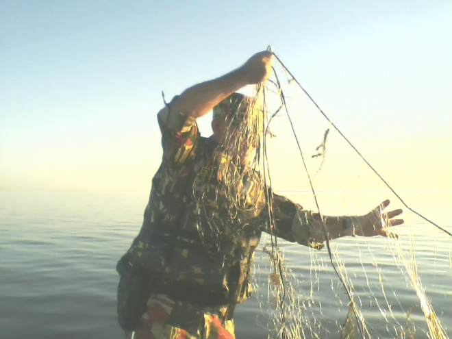 Durante a retirada dos petrechos foram retirados e soltos no rio, cerca de 25 kg de peixes (Foto: Divulgação/PMA)