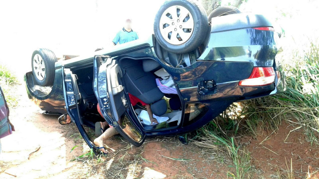 Apenas o motorista teve escoriações, a mulher e a criança nada sofreram (Foto:Da Hora Bataguassu) 