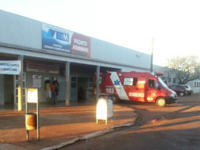 Capotagem em BR mata uma mulher e fere três pessoas Eles foram levados para o Hospital Soriano Corrêa da Silva, em Maracaju (Foto: Hosana de Lourdes)