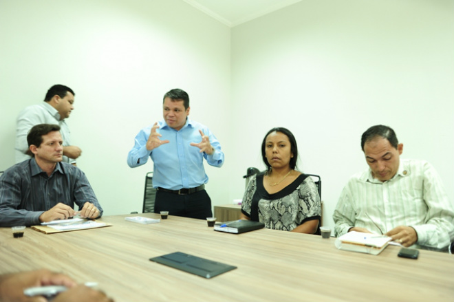 Os vereadores Welton Irmão e Sirlene da Saúde se reuniram com assessores e membros partidários para discutirem sobre o crescimento do partido (Foto: Divulgação/Assecom)