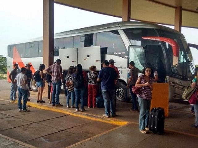 Passageiros embarcando em ônibus de viagem em rodoviária (Foto: Agepan)
