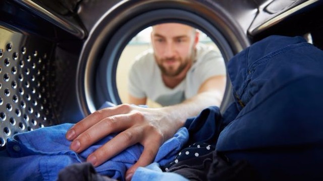 Por que podemos estar agravando a poluição por plástico nos oceanos ao lavar roupa Os maiores vilões para os oceanos são poliéster, acrílico e nylon
