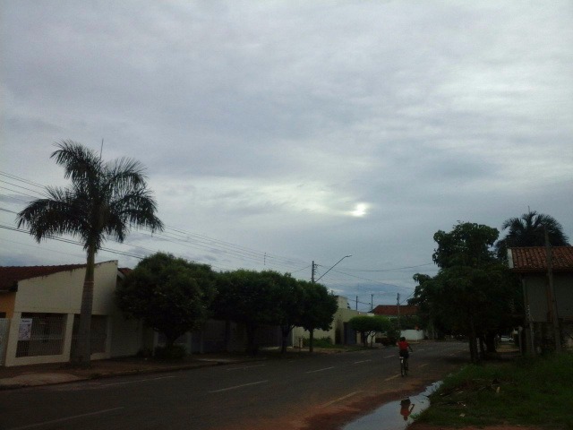 Sábado amanheceu nublado em Três Lagoas. (Foto: Lucas Gustavo).
