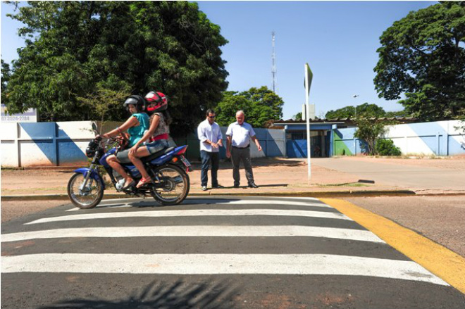 Vereadores têm pedido de redutor de velocidade atendido Os vereadores Adão da Apae e Marcus Bazéestiveram vistoriando a faixa elevada que reivindicaram em Sessão na Avenida Clodoaldo Garcia (Foto: Divulgação/Assecom)