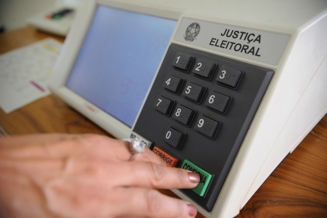 Eleitor tem até quinta-feira para se habilitar ao voto em trânsito Quem já se habilitou para votar em outra localidade e desistir disso tem também prazo até quinta-feira para pedir o cancelamento da habilitação (Foto: Fábio Pozzebom/Agência Brasil)