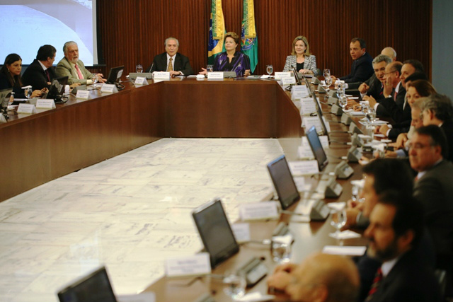 Dilma diz que país vive um clima de 'golpe democrático à paraguaia' Presidente em primeira reunião ministerial com sua nova equipe (Foto:Reprodução)