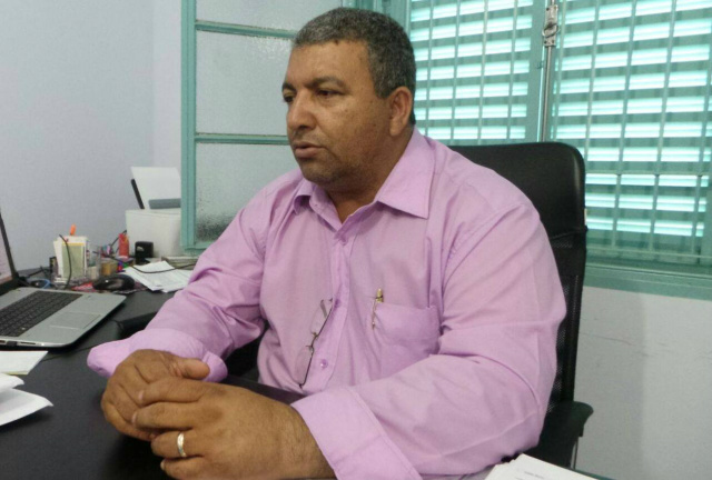 Trabalhadores passam por seletiva na sede do Sintiespav Nivaldo da Silva Moreira, presidente do Sintiespav. (Foto: Ricardo Ojeda).
