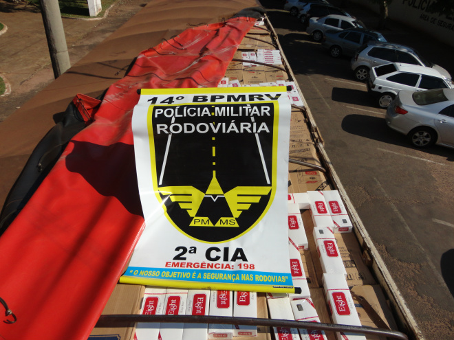 PRF de Brasilândia apreende carreta com contrabando de cigarros A carga contrabandeada seguiria para São Paulo, mas os policiais da PRF apreenderam a carreta e a carga na MS 395 (Foto: Assessoria PRF)