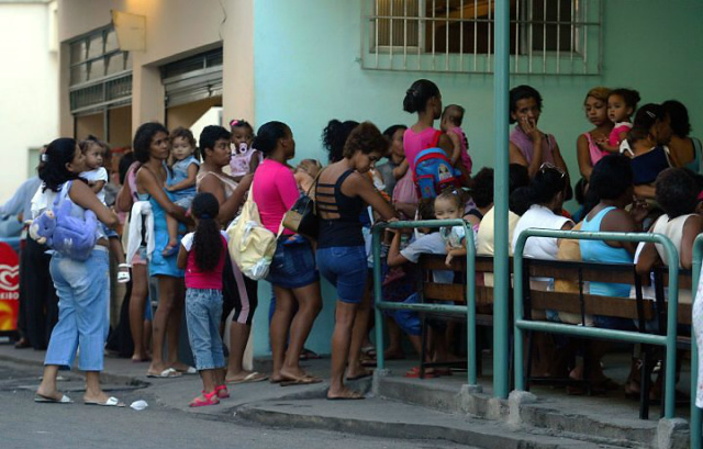 As longas e demoradas filas de espera para atendimento é um dos grande sproblemas, revela a pesquisa (Foto: google)