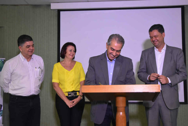 O governador Reinaldo Azambuja durante assinatura do acordo, entre a Microsoft e o Governo do Estado. (Foto: Notícias MS) 