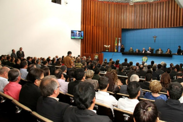 Eduardo Rocha entrega título e comendas a personalidades sul-mato-grossenses A Assembleia Legislativa ficou lotada na noite de homenagens. (Foto: Assessoria)