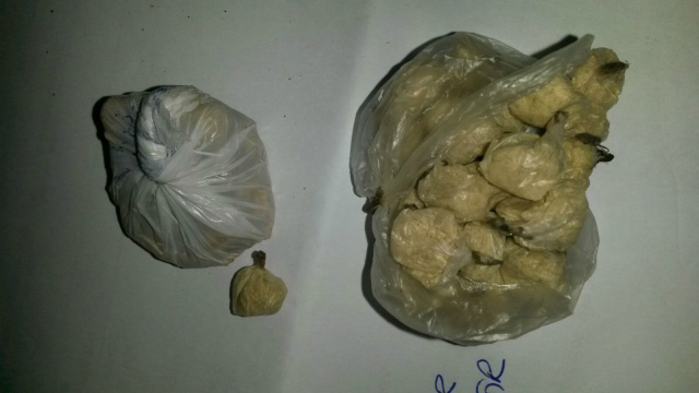 Polícia prende traficante que integrava organização criminosa Entorpecente encontrado com o acusado. (Foto: Divulgação/Polícia Civil).