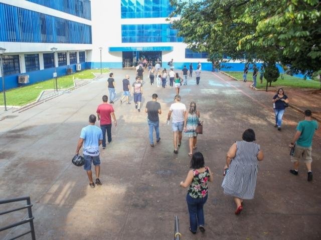 IFMS divulga gabarito do concurso com 18 vagas e salários de R$ 9,6 mil Candidatos chegando ao local das provas, no último domingo (31). (Foto: Paulo Francis)