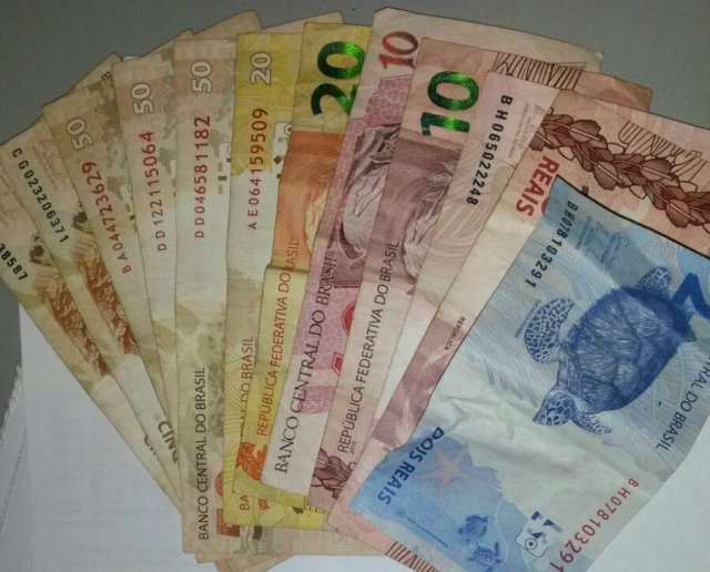 Com o criminoso, a polícia aprendeu R$ 332. (Foto: Divulgação/Polícia Civil).