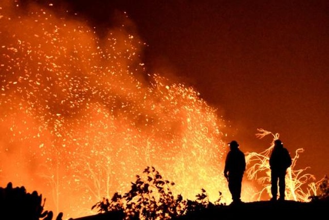 Bombeiros monitoram incêndio florestal na Califórnia. (Foto: Gene Blevins/Reuters)

