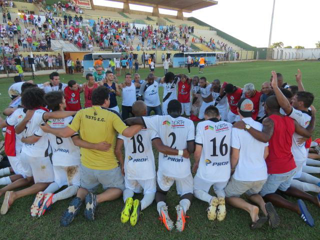 Misto vence última partida e consegue passar para próxima fase Jogadores e comissão técnica agradeceram o apoio da torcida fazendo um circulo de oração no meio do campo (Fotos: Facebook Misto)