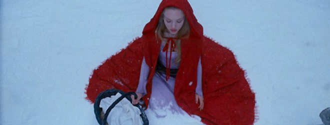 manda Seyfried em cena do longa-metragem 'A garota da capa vermelha' (Foto: Divulgação)