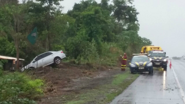 Quatro ocupantes do veículo saíram ilesos, após o carro bater em uma árvore. (Foto: Assessoria)