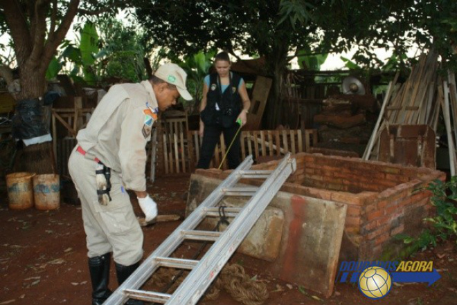 Após fugir da polícia, homem cai em poço e morre em Itaporã Bombeiros foram até o local para retirar o corpo da vítima (Foto: Sidnei Bronka / Dourados Agora)