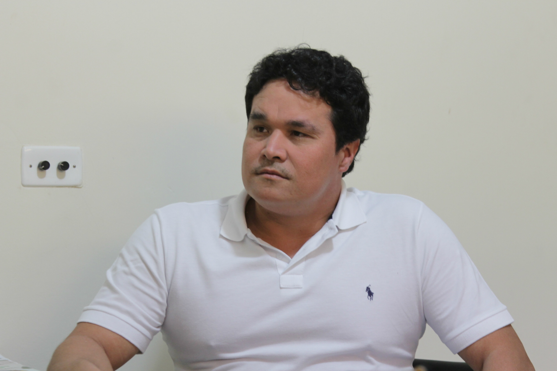 Petrobras e UFN3 não honram acordo e fornecedores decidem lacrar alojamentos Estevan Falco, representando do grupo de empresários, esteve na redação do Perfil News para explicar a difícil situação em que micro e pequenos empresários se encontram (Foto: Larissa Lima)
