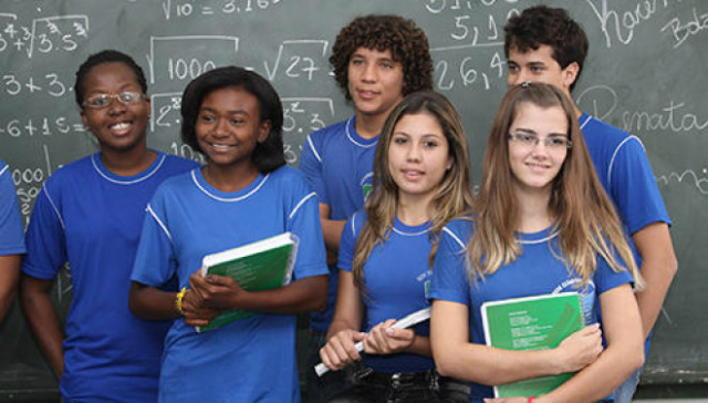 Ao total serão 290 mil estudantes que receberão o uniforme da rede Estadual de Ensino. (Foto: Divulgação)