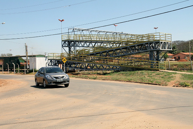 Década de sucesso econômico não impulsiona modernidade na administração pública em Três Lagoas Passarela construída pela Fíbria com obra compensatória, beneficiando a comunidade do Jupiá (Foto: Google)