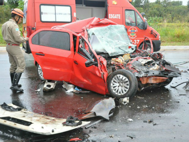 Acidente deixa três mortos e um ferido em rodovia da capital Vítimas ficaram presas nas ferragens de carro (Foto: Maressa Mendonça/G1 MS)