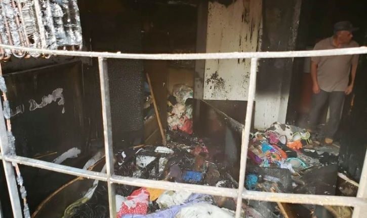 Carregador na tomada causa incêndio e casa fica parcialmente destruída Reprodução