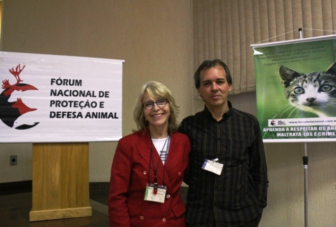Vereador participa do Fórum Nacional de Proteção e Defesa Animal Beto Araujo com a Presidente da WSPA-Brasil e do FNPD, Elizabeth Mac Gregor (Foto: Divulgação/Assecom)