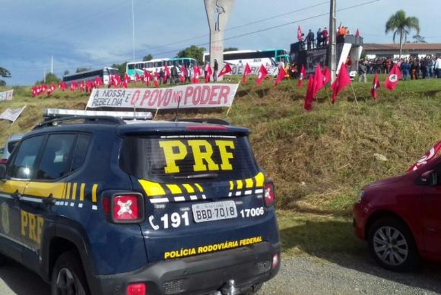 Depoimento de Lula: manifestantes começam a chegar a Curitiba De acordo com a Polícia Rodoviária Federal (PRF), os ônibus estão sendo escoltados para garantir a segurança dos manifestantes e permitir a melhor fluidez do trânsito. (Foto: Divulgação/Polícia Rodoviária Federal)