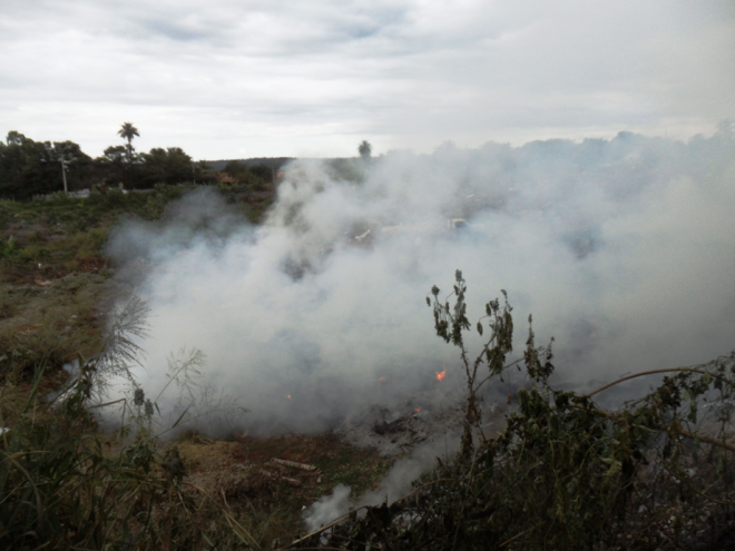 PMA multa restaurante por incêndio em terreno em Cassilândia A PMA apurou que o fogo partiu de brasas da churrasqueira de um restaurante (Foto: Divulgação/Assecom)