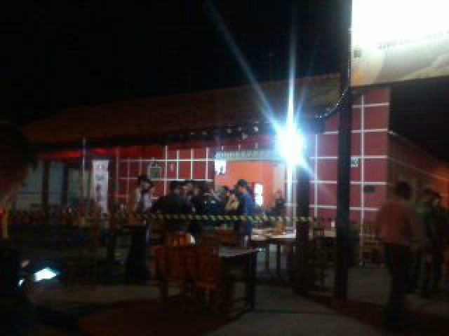 Em troca de tiros, policial e funcionário de pizzaria ficam feridos e assaltante morre O comércio fica localizado na Rua do Ouvidor, no Bairro Caiçara, em Campo Grande (MS) (Foto: Correio do Estado)