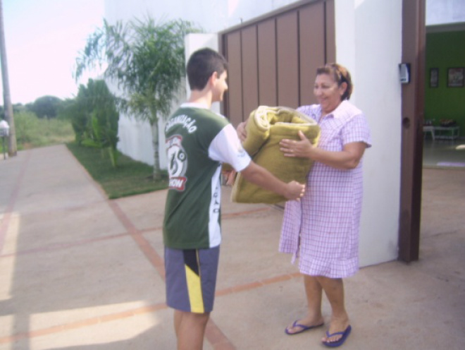 Os voluntários percorreram os bairros Vila Nova, Santos Dumont, Lapa, Interlagos, Colinos, São Carlos, Nossa Senhora Aparecida e Jardim dos Ipês (Foto: Divulgação/Assecom)