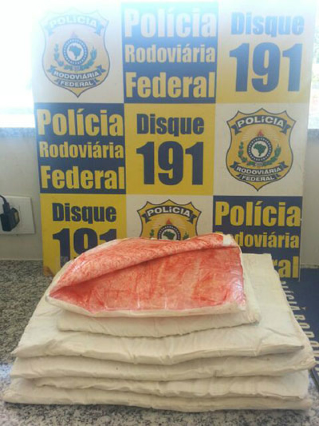 Duas jovens são presas com droga envolvida na cintura Aos policiais as presas informaram que levariam a droga de Corumbá até Belém do Pará e que receberiam R$ 5.000,00 cada uma (Foto: Jornal Tribuna Livre)