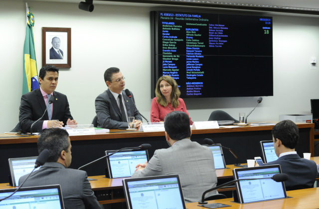 Câmara aprova Estatuto da Família formada a partir da união de homem e mulher O relator, Diego Garcia (E), disse que reafirmou no substitutivo o que estabelece a Constituição Federal (Foto:Reprodução)