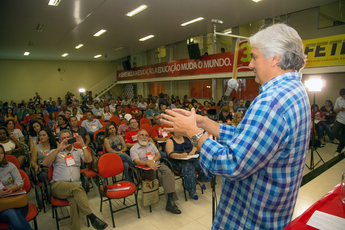 Delcídio vai criar secretaria de articulação com movimentos sociais Delcídio reunido com trabalhadores na sede da Fetems. Futuro governo terá forte viés social (Foto: Divulgação)