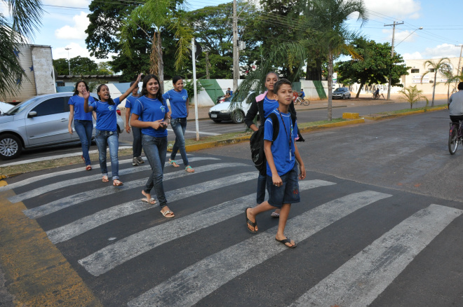 Agentes de Trânsito orientam sobre uso da faixa de pedestres A faixa elevada de pesdestres fica em frente à Escola Estadual Dom Aquino Corrêa, na Avenida Clodoaldo Garcia, no Bairro Santos Dumont (Foto: Assessoria de Comunicação)