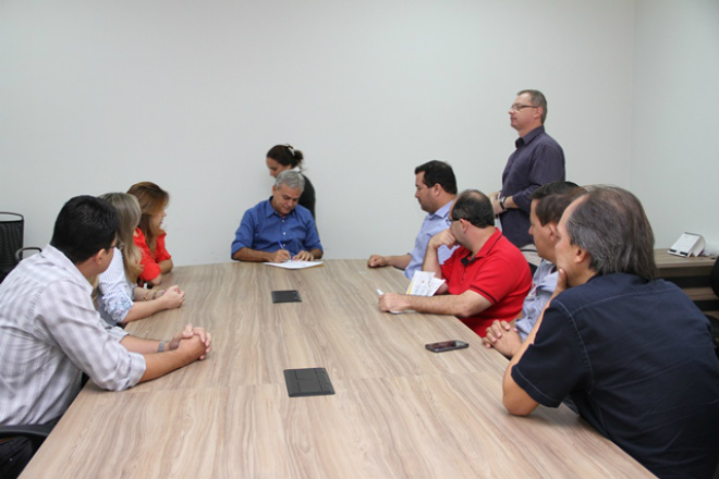 Vereadores empossam novos servidores do Legislativo Os novos colaboradores ocuparam o cargo de Técnico Administrativo III (Foto: Divulgação/Assecom)