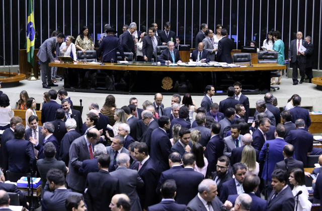 Plenário pode votar MP que cria o Programa de Proteção do Emprego Deputados poderão votar MP que permite a empresas em dificuldades financeiras reduzir a remuneração e a jornada de seus empregados em até 30% (Foto:Reprodução)